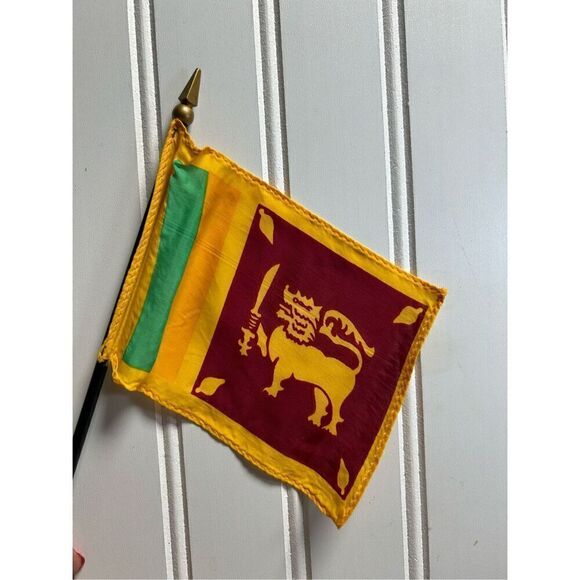 Sir Lanka Vintage Desk Table Flag with Wood Base - Picture 1 of 2